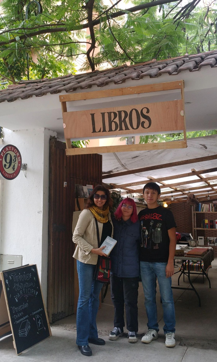 Emprendedores Venden libros y aditamentos para libros 