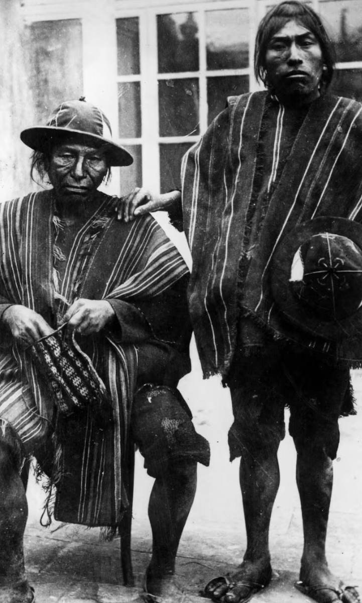 Dos hombres indígenas bolivianos, cerca de 1900.  